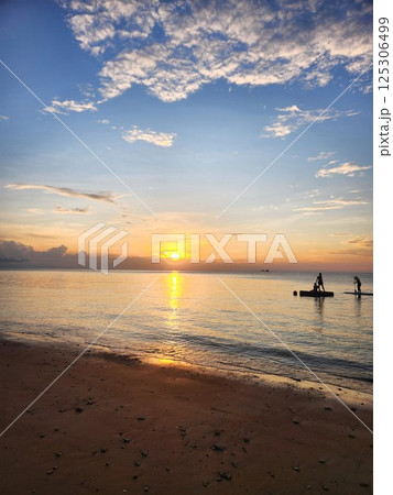 マレーシア:ティオマン島の海に沈む夕日と穏やかな波 マレーシア:ティオマン島の海に沈む夕日と穏やかな波 125306499