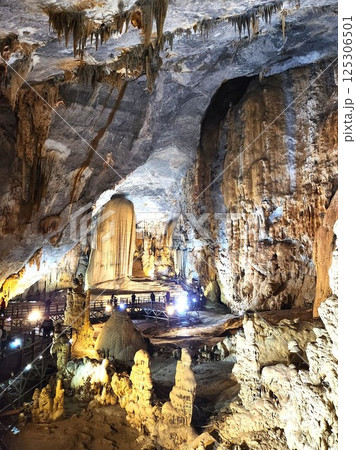 ベトナム:パラダイス洞窟の巨大な鍾乳石と観光通路 ベトナム:パラダイス洞窟の巨大な鍾乳石と観光通路 125306501