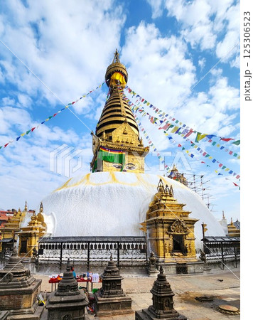 ネパール：青空に映えるスワヤンブナートの黄金のストゥーパ 125306523