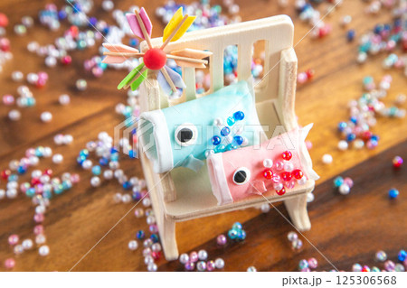 手作りこいのぼりとビーズの飾り 色鮮やかなクラフト作品 手作りこいのぼりとビーズの飾り 色鮮やかなクラフト作品 125306568