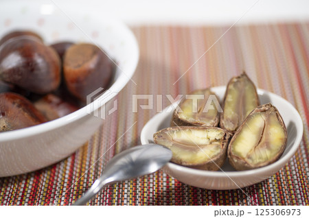 秋の味覚茹で栗 125306973