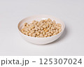 皿に入った大豆 125307024
