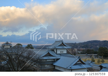 冬晴れの金沢城公園の橋爪門続櫓の景色 冬晴れの金沢城公園の橋爪門続櫓の景色 125307559