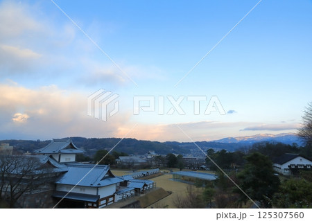 戌亥櫓跡から眺めた冬空の下の金沢城公園の風景 戌亥櫓跡から眺めた冬空の下の金沢城公園の風景 125307560