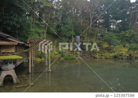 金沢兼六園の翠滝が注ぎ込む瓢池の風景 125307586