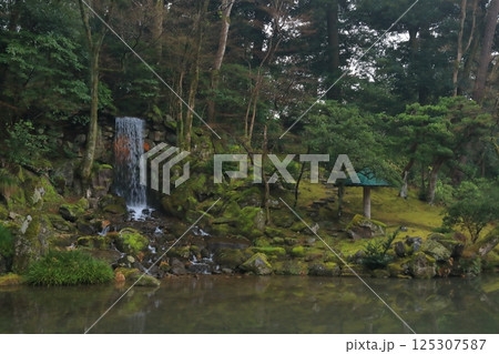 金沢兼六園の瓢池に流れ落ちる翠滝の景色 125307587