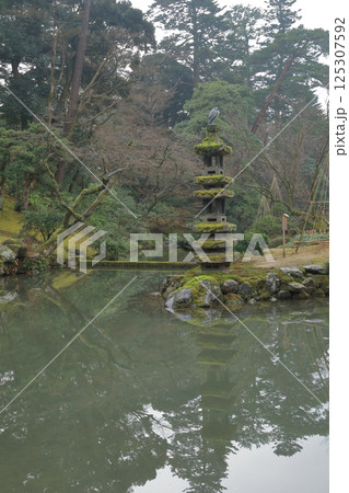 金沢兼六園の瓢池の中島に建つ海石塔の景色 金沢兼六園の瓢池の中島に建つ海石塔の景色 125307592