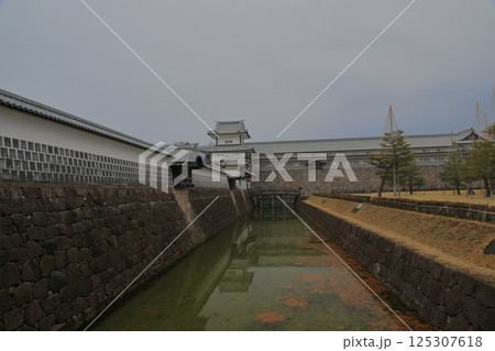 金沢城公園の橋爪門続櫓と五十間長屋の風景 金沢城公園の橋爪門続櫓と五十間長屋の風景 125307618