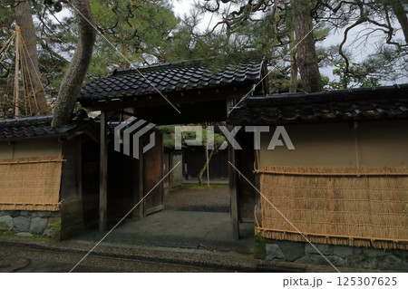 金沢長町武家屋敷跡の武家屋敷の門構えの眺め 125307625