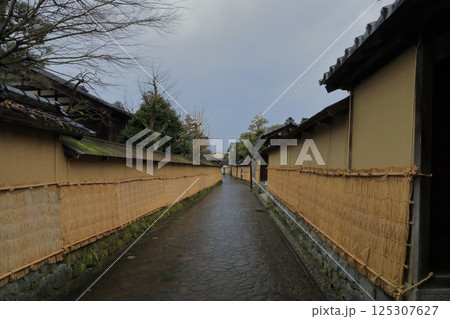 金沢長町武家屋敷跡を散策する観光客の姿 金沢長町武家屋敷跡を散策する観光客の姿 125307627
