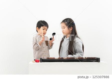 アゴゴベルを練習する女の子 アゴゴベルを練習する女の子 125307666