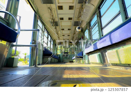 【広島】路面電車社内 【広島】路面電車社内 125307857