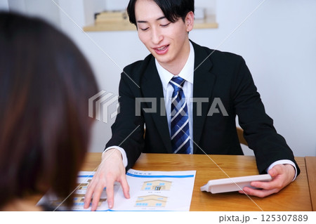 自宅訪問のセールスイメージ 自宅訪問のセールスイメージ 125307889