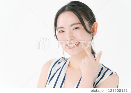 歯を指差す若い女性 歯を指差す若い女性 125308131