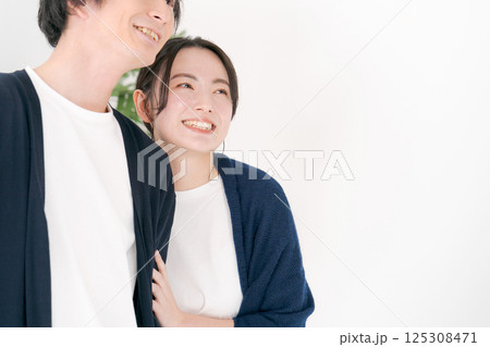 幸せそうな若い男女 125308471