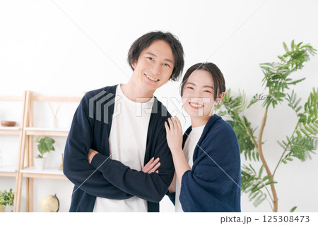幸せそうな若い男女 125308473