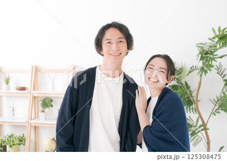 幸せそうな若い男女 125308475