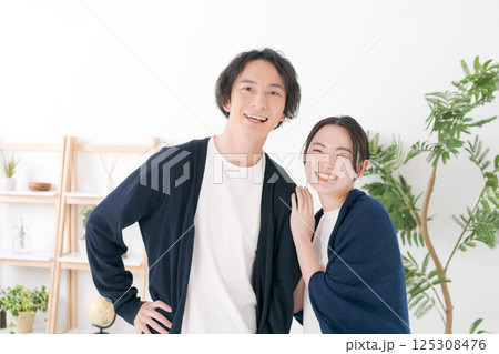 幸せそうな若い男女 幸せそうな若い男女 125308476