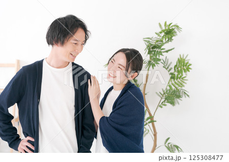 幸せそうな若い男女 125308477