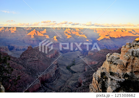 夕日に照らされた グランドキャニオン 夕日に照らされた グランドキャニオン 125308662