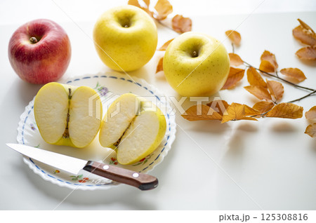 秋の味覚林檎サンフジとシナノゴールド 125308816