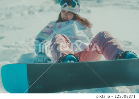 snowboarding 125308871