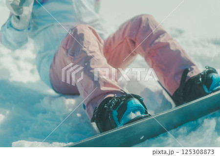 snowboarding 125308873