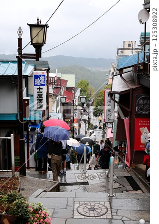 雨の伊香保温泉 125308922