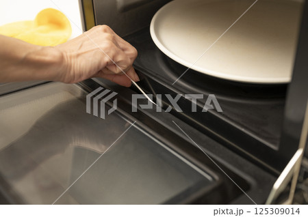 電子レンジ綿棒で細かい清掃 125309014
