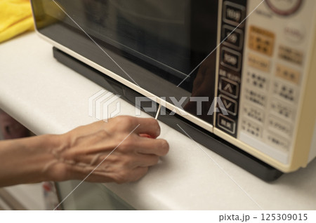 電子レンジ綿棒で細かい清掃 125309015