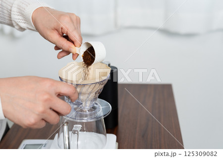 コーヒーを淹れる準備 125309082