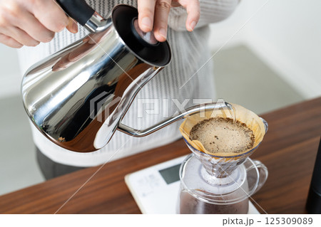 ハンドドリップでコーヒーを淹れる女性 ハンドドリップでコーヒーを淹れる女性 125309089