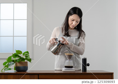 ハンドドリップでコーヒーを淹れる女性 ハンドドリップでコーヒーを淹れる女性 125309093
