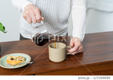 コーヒーを注ぐ女性 125309099