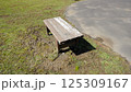 早春の公園の木製ベンチ 北海道釧路町 125309167