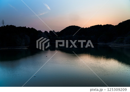 日没後の美しい夕焼け空と湖面のリフレクション　静止画② 125309209