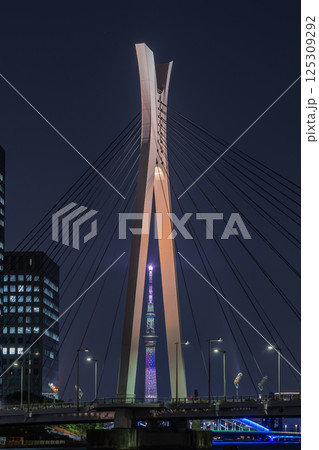 ライトアップされた中央大橋 125309292
