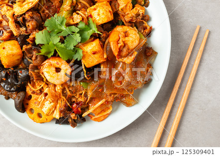 Mala Xiang Guo, Stir-fried Vegetables and Meat and Other Ingredients with Mala 125309401