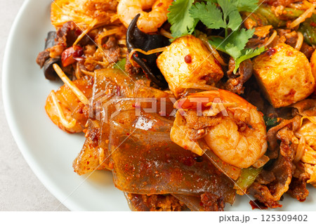 Mala Xiang Guo, Stir-fried Vegetables and Meat and Other Ingredients with Mala 125309402