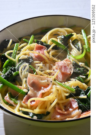 ほうれん草とベーコンのクリームパスタ 125309502