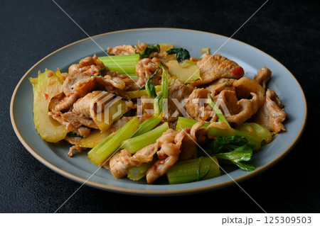 豚肉とセロリの豆板醤炒め 豚肉とセロリの豆板醤炒め 125309503