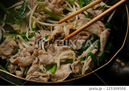 調理中の豚ニラもやし 調理中の豚ニラもやし 125309508