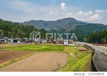 滋賀県湖北地方の農村風景　余呉町下丹生 125309620