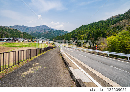 滋賀県湖北地方の農村風景　余呉町下丹生 125309621