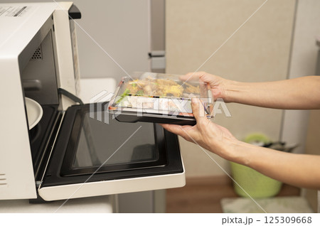 コロナの影響でテイクアウト弁当温め食事　 125309668
