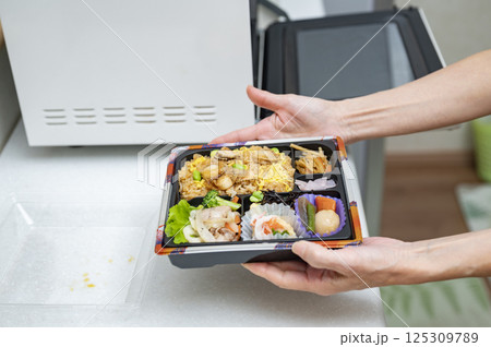 レンチン弁当で手軽に食事 125309789