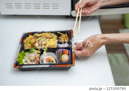 レンチン弁当で手軽に食事 レンチン弁当で手軽に食事 125309790