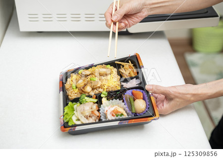 レンチン弁当で手軽に食事 レンチン弁当で手軽に食事 125309856