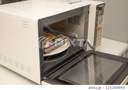 お弁当レンジで温める お弁当レンジで温める 125309949