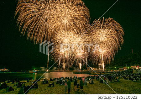 熱海海上花火大会 オープニングの模様 ※砂浜からの撮影 熱海海上花火大会 オープニングの模様 ※砂浜からの撮影 125310022